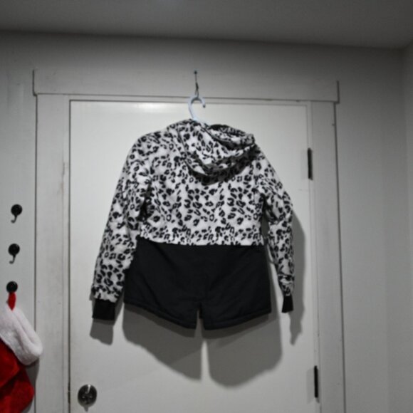 Winter jacket by Ripzone Size Med adjustable sleeve with pockets and hood - Picture 3 of 7